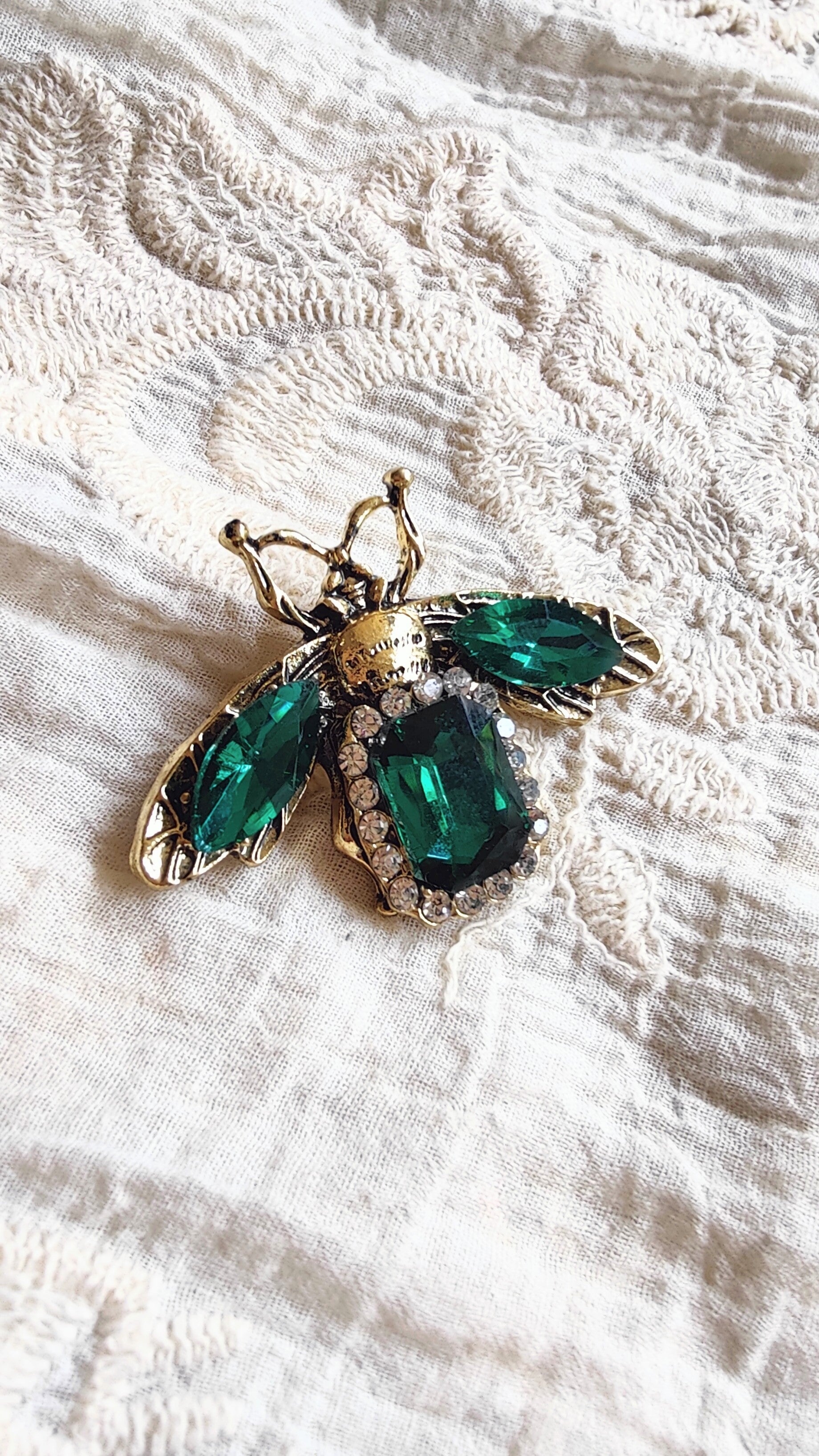 Brooch Bee Emerald