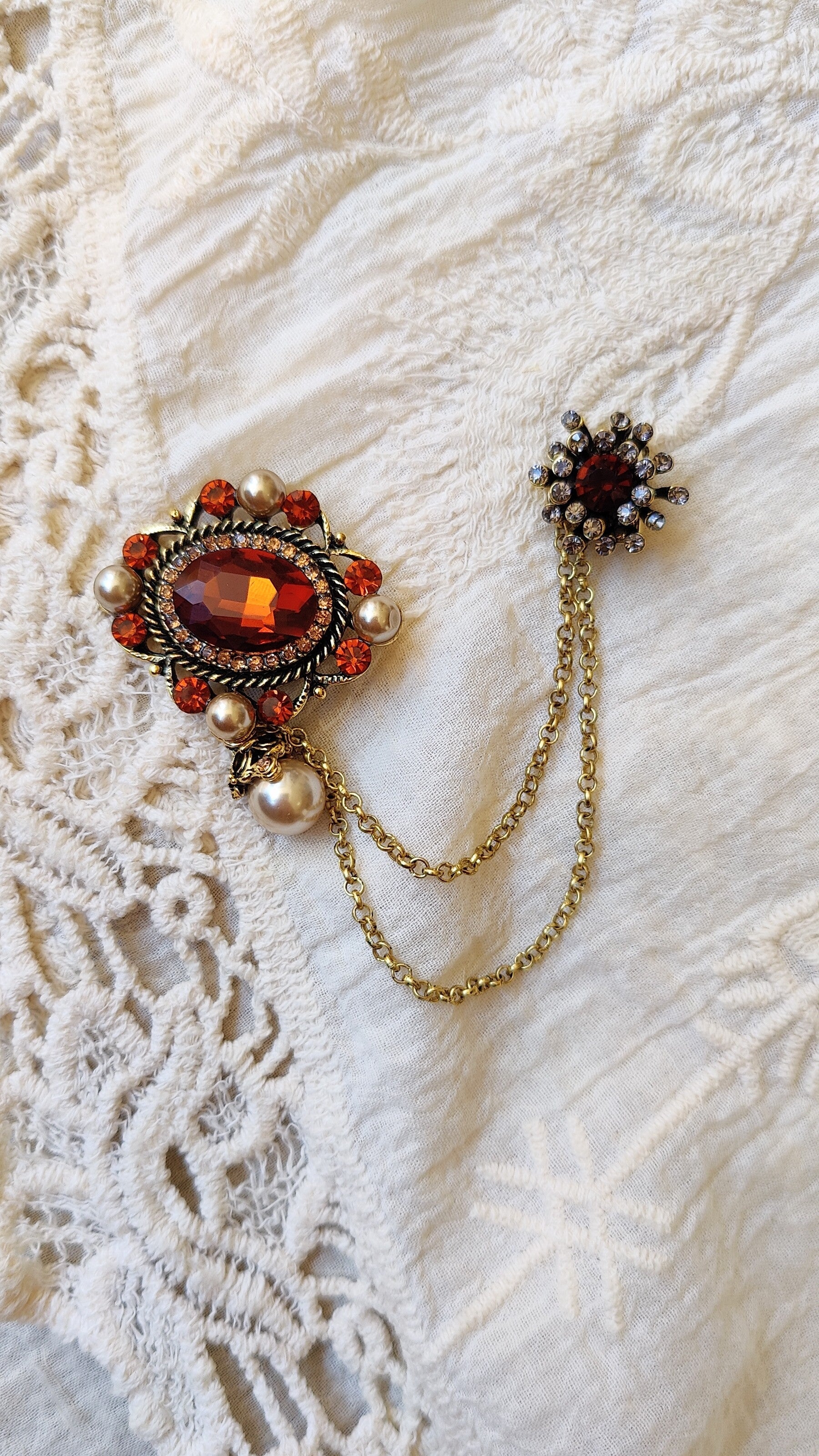 Brooch Lady Whistledown