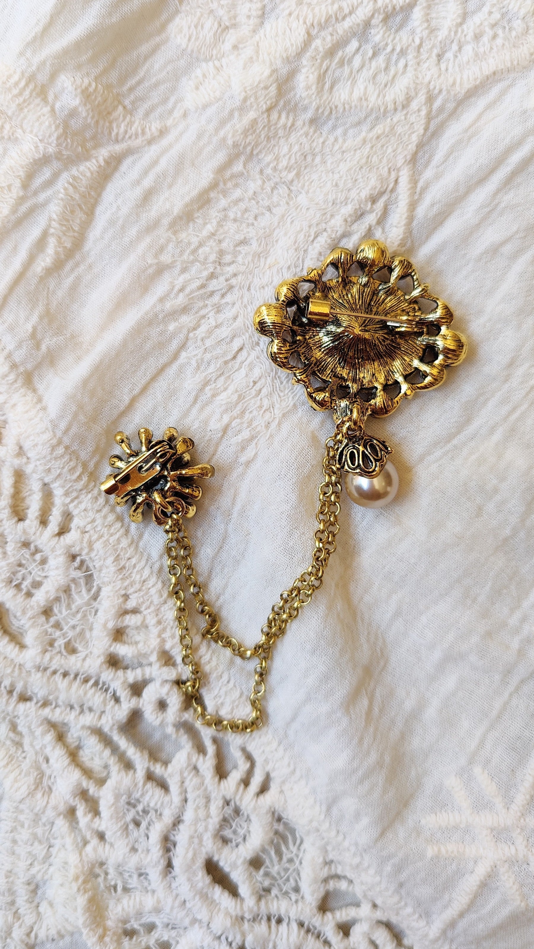 Brooch Lady Whistledown