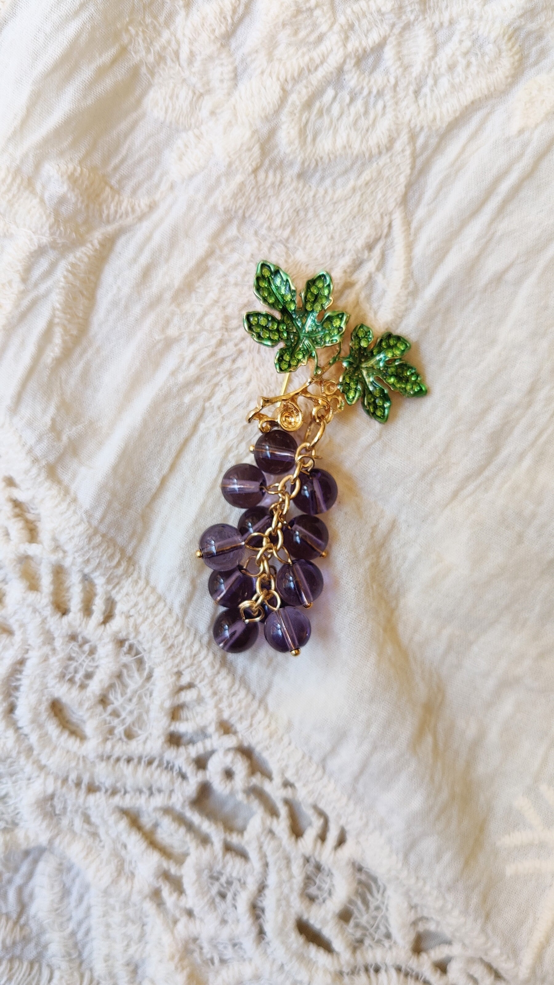 Broche Grapes